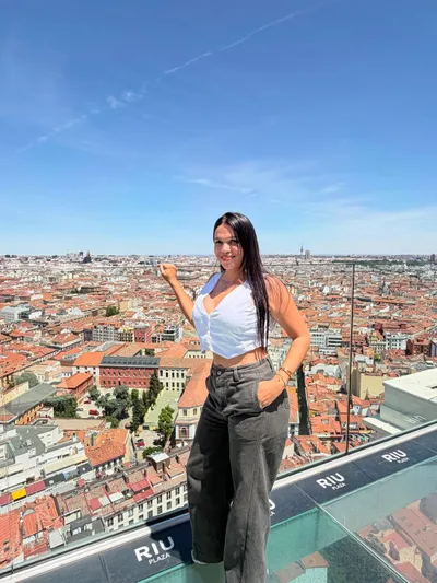 Andrea from Venezuela — real person online now on PeachMatch