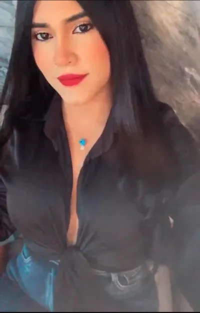 Reni from Venezuela — real person online now on PeachMatch