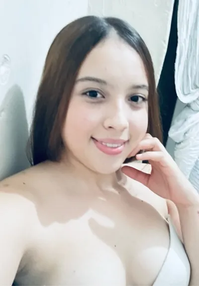 Mia — real girl from Colombia online for 1v1 video chat