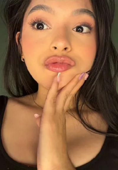 BabySaris — real girl from Colombia online for 1v1 video chat