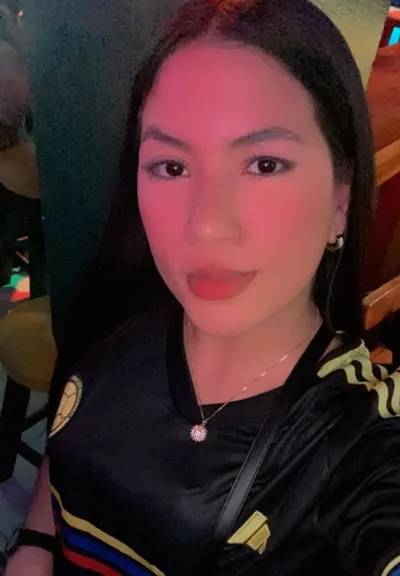 Nahomy from Colombia — real person online now on PeachMatch