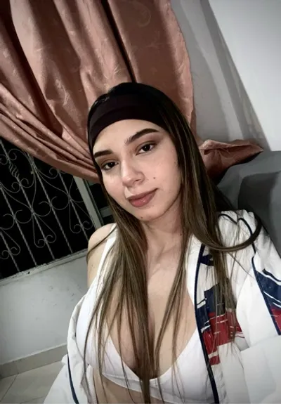 Dulce from Colombia — real person online now on PeachMatch
