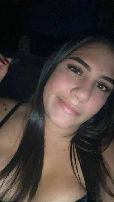 Reina from Colombia — real person online now on PeachMatch