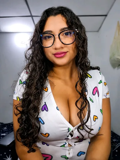 Vanesa — real girl from Colombia online for 1v1 video chat