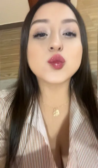 Mia from Ecuador — real person online now on PeachMatch